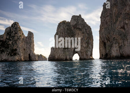 I Faraglioni si stagliano al largo dell'isola italiana di Capri da una barca in Italia. Foto Stock