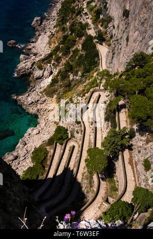 Via Krupp switchback a Capri che collega i Giardini di Augusto a Marina piccola in Italia. Foto Stock