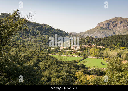 Sulla GR 221. Il lungo percorso di distanza sopra la Serra de Tramuntana, chiamato anche in pietra a secco, rotta in West-Mallorca, Spagna Foto Stock