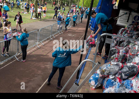 Local London park eseguire il carico di volontari borse nel camion nel parco di Greenwich prima dell'inizio del 2019 la maratona di Londra il 28 aprile 2019, a Londra, Inghilterra Foto Stock