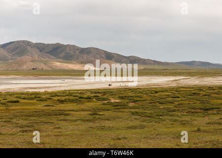 Lake Shore, Terkhiin Tsagaan lago conosciuto anche come Lago Bianco è un lago del Khangai Montagne in Mongolia centrale Foto Stock