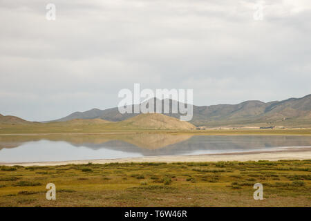 Terkhiin Tsagaan Lago, Lago Bianco è un lago del Khangai Montagne in Mongolia centrale. Foto Stock