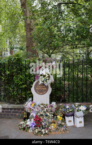 Fiori di affievolimento sul memoriale al assassinato WPC Yvonne Fletcher in Trafalgar Square, il 29 aprile 2019, a Londra, in Inghilterra. WPC Yvonne Fletcher, un Metropolitan Police officer, è stato ucciso da un pistolero sconosciuto il 17 aprile 1984, durante una manifestazione di protesta al di fuori dell'Ambasciata libica su St James's Square, Londra. La sua morte ha portato a undici giorni di assedio dell'Ambasciata, alla fine dei quali quelli all'interno sono stati espulsi dal paese e il Regno Unito recise le relazioni diplomatiche con la Libia. Foto Stock