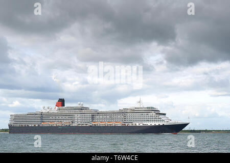 Il gigante, Cunard Line, nave da crociera, MS REGINA VICTORIA, passando Calshot Spit, mentre lei naviga da Southampton, Regno Unito, per Amburgo, Germania. 28 aprile 2019 Foto Stock