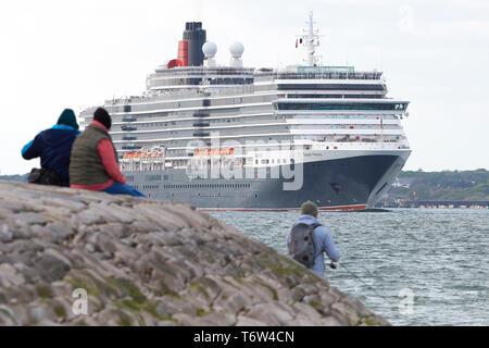 Well Wishers Guarda la Giant, Cunard Cruise Ship, la REGINA Victoria, da Calshot Spit, mentre lei naviga da Southampton per Amburgo. 28 aprile 2019. Foto Stock