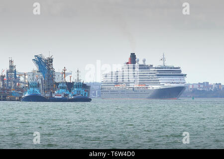 La Cunard Line, crociera, MS Queen Victoria, in corso passato Fawley la raffineria di petrolio come ella si diparte Southampton, Legato per Amburgo, 28 aprile 2019. Foto Stock