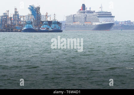 La Cunard Line, crociera, MS Queen Victoria, Vela passato Fawley la raffineria di petrolio come ella si diparte Southampton, Legato per Amburgo, 28 aprile 2019. Foto Stock