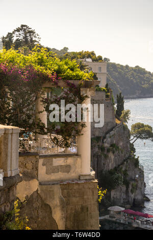 Pergola si affaccia sul Golfo di Napoli a Sorrento, Italia. Foto Stock