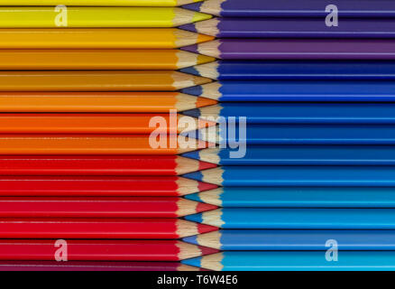 Set di pastello colorato matite in fila multi colore in forma di ZIP chiuso Foto Stock