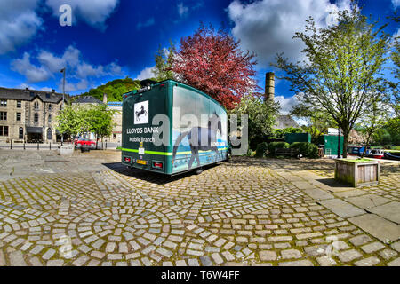 Banca Mobile presso la Lloyds Bank, Hebden Bridge, Calderdale, West Yorkshire Foto Stock