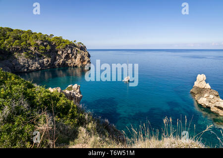 Sulla GR 221. Il lungo percorso di distanza sopra la Serra de Tramuntana, chiamato anche in pietra a secco, rotta in West-Mallorca, Spagna Foto Stock