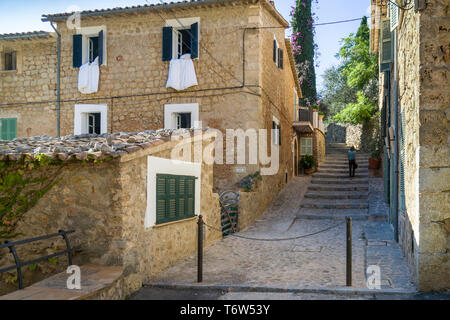 Sulla GR 221. Il lungo percorso di distanza sopra la Serra de Tramuntana, chiamato anche in pietra a secco, rotta in West-Mallorca, Spagna Foto Stock