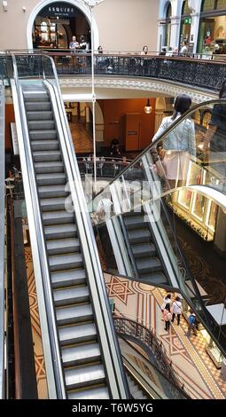 Queen Victoria Building Mall in Sydney scale mobili Foto Stock