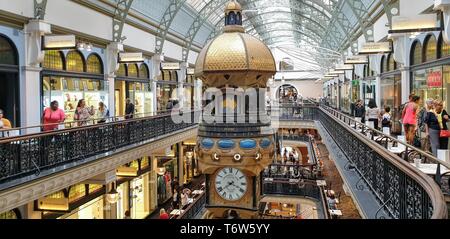 L'orologio al Queen Victoria Building Mall a Sydney Foto Stock