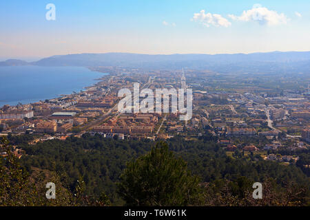 Vista nebbiosa dal Hieghts di La Plana affacciato sulla città di Javea in Costa Blanca, Spagna Foto Stock