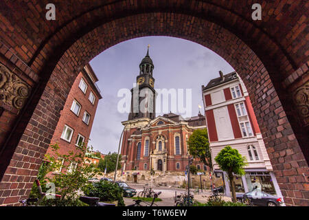 La famosa chiesa Sankt Michaelis chiamato Michel a Amburgo, Germania Foto Stock