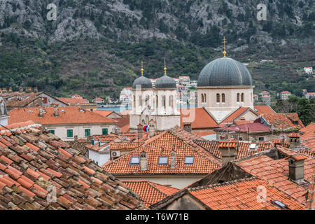 Tetti in tegole rosse a Kotor Foto Stock