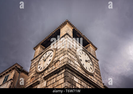 La Torre dell'Orologio sulla Piazza delle armi a Cattaro Foto Stock