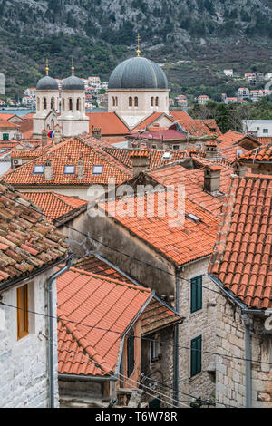 Tetti in tegole rosse a Kotor Foto Stock
