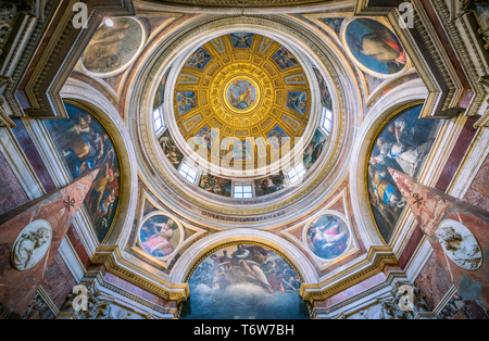 La bellissima Cappella Chigi progettata da Raffaello, nella Basilica di Santa Maria del Popolo a Roma, Italia. Foto Stock