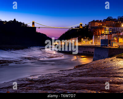 Clifton Suspension Bridge sul fiume Avon e il villaggio di Clifton, Bristol, Inghilterra UK presi nel blu ora Foto Stock