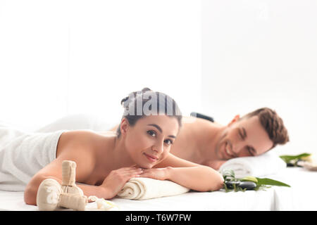 Felice coppia giovane relax nella spa salone Foto Stock