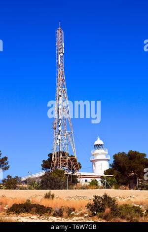 Montante di comunicazioni e Faro di Cap Sant Antoni al di sopra di Javea sulla Costa Blanca, Spagna Foto Stock