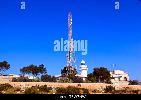 Faro e montante di comunicazioni a Cap Sant Antoni al di sopra di Javea sulla Costa Blanca, Spagna Foto Stock