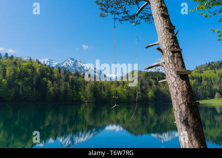 Riflessioni di montagne in un tranquillo luogo tranquillo Foto Stock