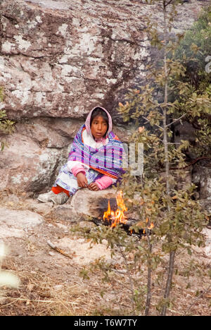 Tarahumara donna indiana seduti davanti al fuoco su rame Canyon. Marzo 03, 2010 - Rame Canyon - Sierra Madre, Stato di Chihuahua, Messico, Sud un Foto Stock