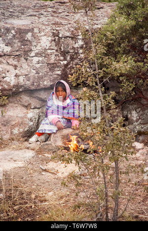 Tarahumara donna indiana seduti davanti al fuoco su rame Canyon. Marzo 03, 2010 - Rame Canyon - Sierra Madre, Stato di Chihuahua, Messico, Sud un Foto Stock