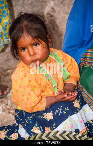 Ritratto di Tarahumara Indian kid nel Canyon di rame. Marzo 03, 2010 - Rame Canyon - Sierra Madre, Stato di Chihuahua, Messico, Sud America Foto Stock
