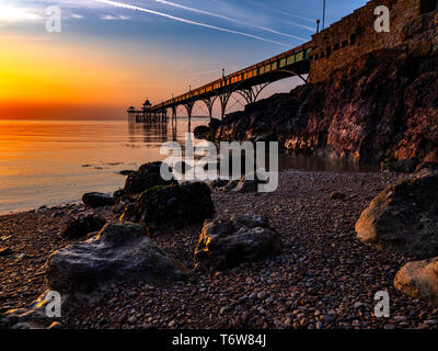 Tramonto foto di Clevedon molo sul fiume Severn Estuary, vicino a Bristol, Somerset, Inghilterra, Regno Unito. Foto Stock