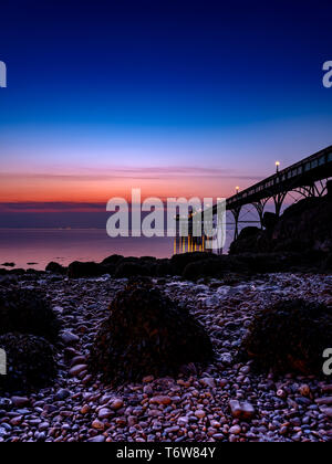 Tramonto foto di Clevedon molo sul fiume Severn Estuary, vicino a Bristol, Somerset, Inghilterra, Regno Unito. Foto Stock