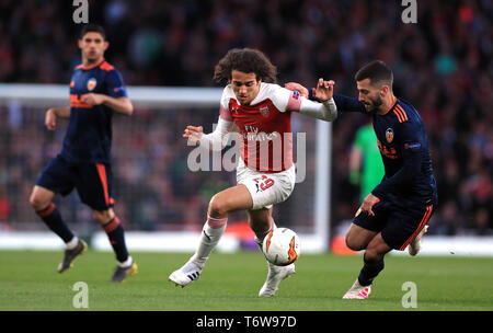 Arsenale di Matteo Guendouzi e Valencia, Jose Luis Gaya (destra) battaglia per la sfera durante la UEFA Europa League Semi finale, la prima gamba corrispondono all'Emirates Stadium di Londra. Foto Stock