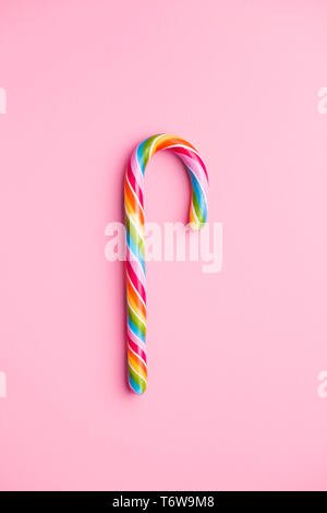 Coloratissima candy cane su sfondo rosa. Foto Stock
