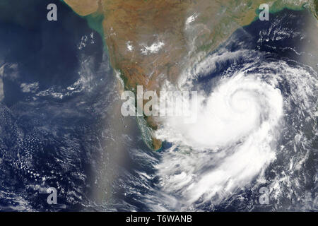 Cyclone Fani voce verso l'India nel 2019 - Elementi di questa immagine fornita dalla NASA Foto Stock