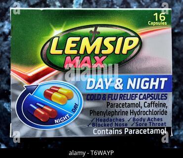 Lemsip max, 16 capsule,giorno & notte,raffreddore e influenza le capsule di sfiato Foto Stock