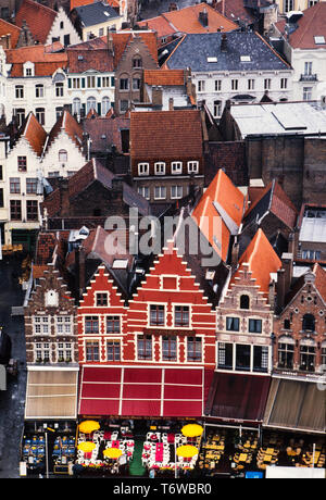 Bruges Belgio. 2000 Vista Markt, la piazza del mercato dal Campanile Bruges,: fiammingo Brugge; Tedesco: Brügge è la capitale e la città più grande della provincia della Fiandre Occidentale nella regione fiamminga del Belgio, nel nord-ovest del paese. La zona della città intera ammonta a più di 13,840 ettari (138.4 km quadrati; 53.44 sq km), tra cui 1075 ettari al largo, a Zeebrugge (da Brugge aan zee,[2] Il significato di "Bruges dal mare').[3] Il centro storico della città è un importante sito Patrimonio Mondiale dell'UNESCO. Foto Stock