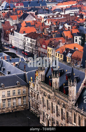 Bruges Belgio. 2000 Vista Markt, la piazza del mercato dal Campanile Bruges,: fiammingo Brugge; Tedesco: Brügge è la capitale e la città più grande della provincia della Fiandre Occidentale nella regione fiamminga del Belgio, nel nord-ovest del paese. La zona della città intera ammonta a più di 13,840 ettari (138.4 km quadrati; 53.44 sq km), tra cui 1075 ettari al largo, a Zeebrugge (da Brugge aan zee,[2] Il significato di "Bruges dal mare').[3] Il centro storico della città è un importante sito Patrimonio Mondiale dell'UNESCO. Foto Stock