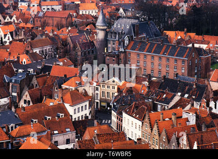 Bruges Belgio. 2000 Vista Markt, la piazza del mercato dal Campanile Bruges,: fiammingo Brugge; Tedesco: Brügge è la capitale e la città più grande della provincia della Fiandre Occidentale nella regione fiamminga del Belgio, nel nord-ovest del paese. La zona della città intera ammonta a più di 13,840 ettari (138.4 km quadrati; 53.44 sq km), tra cui 1075 ettari al largo, a Zeebrugge (da Brugge aan zee,[2] Il significato di "Bruges dal mare').[3] Il centro storico della città è un importante sito Patrimonio Mondiale dell'UNESCO. Foto Stock