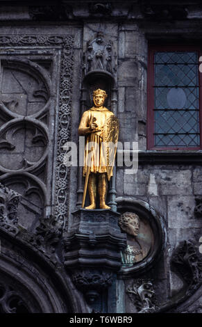 Bruges Belgio. 2000 cavalieri d'oro sulle pareti esterne della Basilica del Sangue Sacro Bruges,: fiammingo Brugge; Tedesco: Brügge è la capitale e la città più grande della provincia della Fiandre Occidentale nella regione fiamminga del Belgio, nel nord-ovest del paese. La zona della città intera ammonta a più di 13,840 ettari (138.4 km quadrati; 53.44 sq km), tra cui 1075 ettari al largo, a Zeebrugge (da Brugge aan zee,[2] Il significato di "Bruges dal mare').[3] Il centro storico della città è un importante sito Patrimonio Mondiale dell'UNESCO. Foto Stock