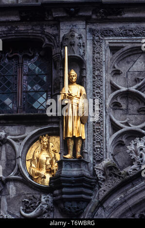 Bruges Belgio. 2000 cavalieri d'oro sulle pareti esterne della Basilica del Sangue Sacro Bruges,: fiammingo Brugge; Tedesco: Brügge è la capitale e la città più grande della provincia della Fiandre Occidentale nella regione fiamminga del Belgio, nel nord-ovest del paese. La zona della città intera ammonta a più di 13,840 ettari (138.4 km quadrati; 53.44 sq km), tra cui 1075 ettari al largo, a Zeebrugge (da Brugge aan zee,[2] Il significato di "Bruges dal mare').[3] Il centro storico della città è un importante sito Patrimonio Mondiale dell'UNESCO. Foto Stock