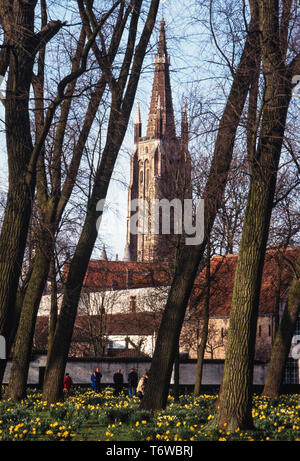 Bruges Belgio. 2000 Bruges,: fiammingo Brugge; Tedesco: Brügge è la capitale e la città più grande della provincia della Fiandre Occidentale nella regione fiamminga del Belgio, nel nord-ovest del paese. La zona della città intera ammonta a più di 13,840 ettari (138.4 km quadrati; 53.44 sq km), tra cui 1075 ettari al largo, a Zeebrugge (da Brugge aan zee,[2] Il significato di "Bruges dal mare').[3] Il centro storico della città è un importante sito Patrimonio Mondiale dell'UNESCO. Foto Stock