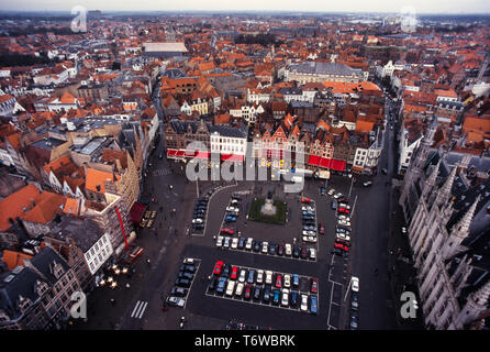 Bruges Belgio. 2000 Vista Markt, la piazza del mercato dal Campanile Bruges,: fiammingo Brugge; Tedesco: Brügge è la capitale e la città più grande della provincia della Fiandre Occidentale nella regione fiamminga del Belgio, nel nord-ovest del paese. La zona della città intera ammonta a più di 13,840 ettari (138.4 km quadrati; 53.44 sq km), tra cui 1075 ettari al largo, a Zeebrugge (da Brugge aan zee,[2] Il significato di "Bruges dal mare').[3] Il centro storico della città è un importante sito Patrimonio Mondiale dell'UNESCO. Foto Stock