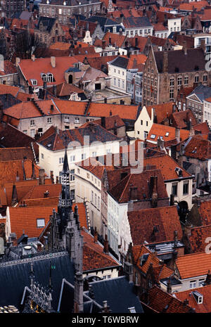 Bruges Belgio. 2000 Vista Markt, la piazza del mercato dal Campanile Bruges,: fiammingo Brugge; Tedesco: Brügge è la capitale e la città più grande della provincia della Fiandre Occidentale nella regione fiamminga del Belgio, nel nord-ovest del paese. La zona della città intera ammonta a più di 13,840 ettari (138.4 km quadrati; 53.44 sq km), tra cui 1075 ettari al largo, a Zeebrugge (da Brugge aan zee,[2] Il significato di "Bruges dal mare').[3] Il centro storico della città è un importante sito Patrimonio Mondiale dell'UNESCO. Foto Stock