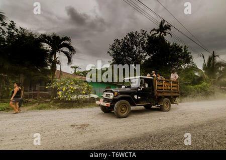 Camion operaio sulla strada in Costa Rica Foto Stock