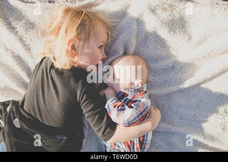 Fratello e Sorella giaceva su accogliente coperta. Foto Stock