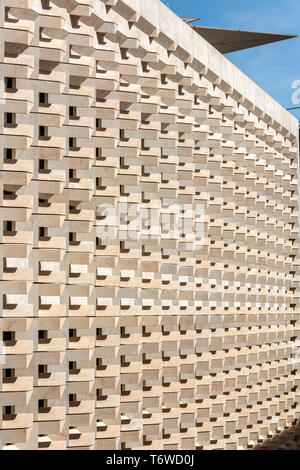 La facciata meridionale di Renzo Piano è la sede del Parlamento a La Valletta con il suo modello di ornati di angolato di blocchi di pietra calcarea estratta in Gozo& sagomato in Italia Foto Stock