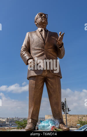 La statua in bronzo del 2018 di Noel Galea del primo Ministro di Malta, e il leader del Partito Laburista, Dom Mintoff, in Piazza della Castiglia della Valletta. Foto Stock